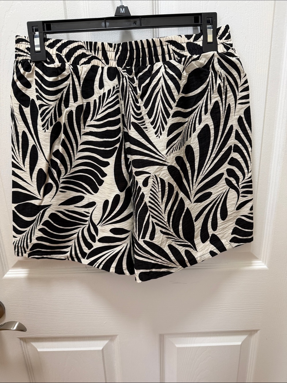 Women’s Black & Cream Tropical Leaf Drawstring Shorts NWT Medium - Picture 5 of 7